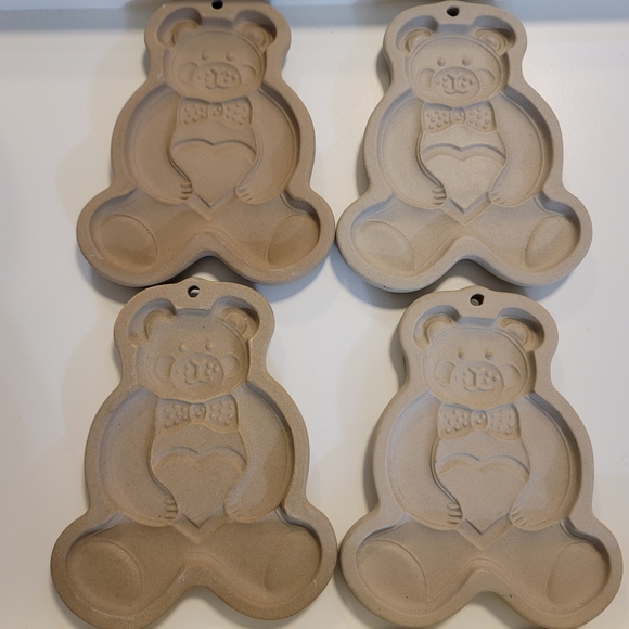Pampered chef 1991 set of 4 teddy bear holding a heart clay cookie molds. - Picture 2 of 6